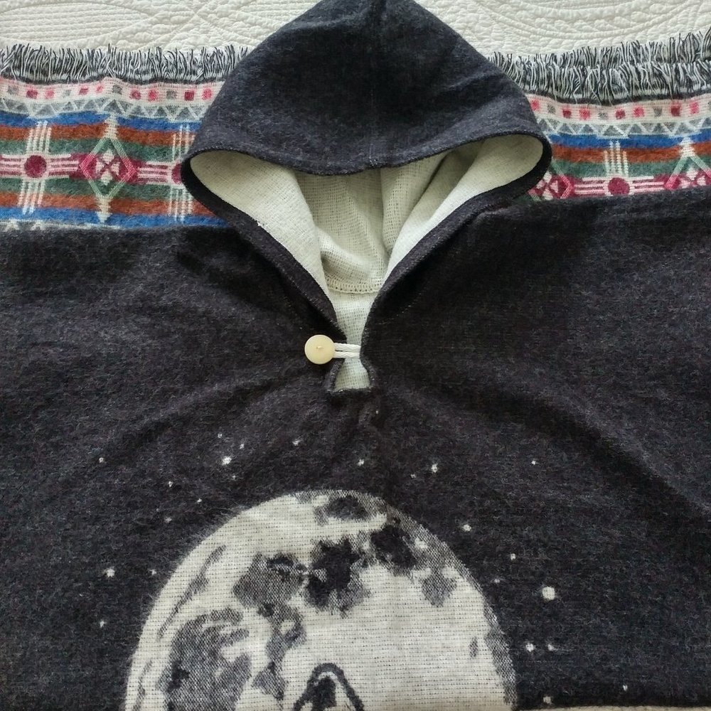 HANDMADE ALPACA WOOL REVERSIBLE HOWLING WOLF HOODED PONCHO - Picture 4 of 6